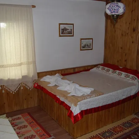 Gazde/Camere de închiriat Deniss *